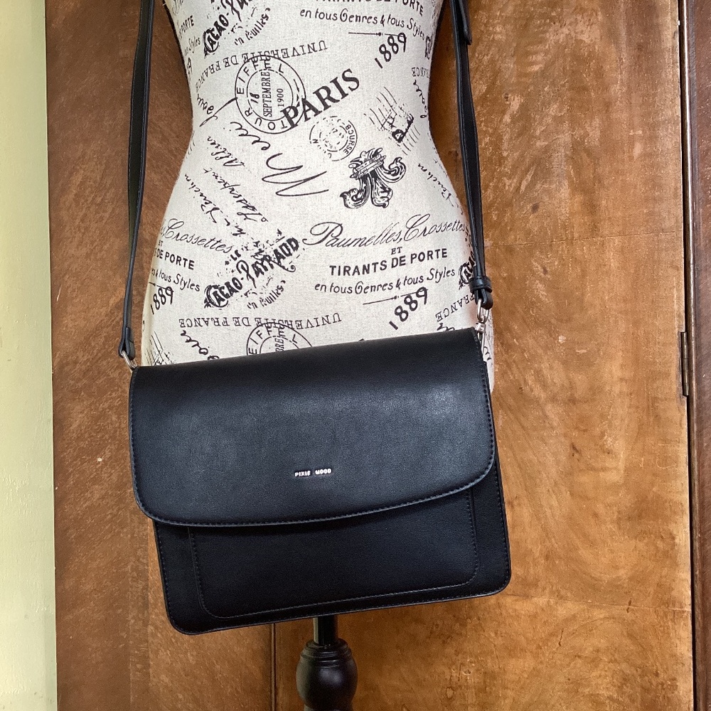 NWT Pixie Mood Women Zoe Black Crossbody Vegan Leather Purse Classic Minimalist